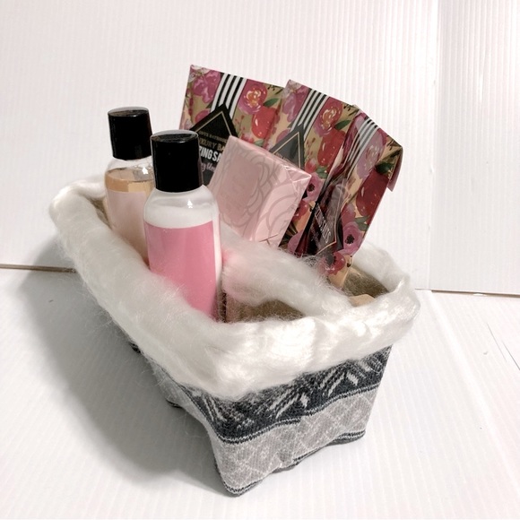 Luxury Bath Fizzing Salts, Body Wash & Lotion & Bath Soap Gift Set - Picture 2 of 10